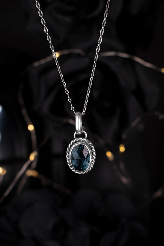 EKRJ1174 Artisan Teal Moss Kyanite Sterling Silver Necklace with Twisted Silver Bezel