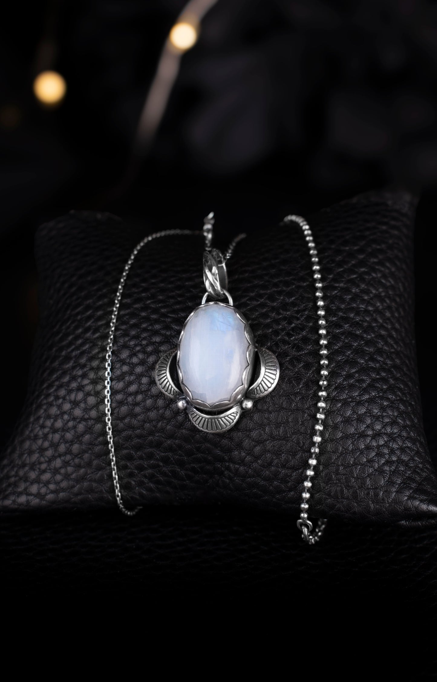 EKRJ1176 Handmade Rainbow Moonstone Pendant Necklace in Sterling Silver