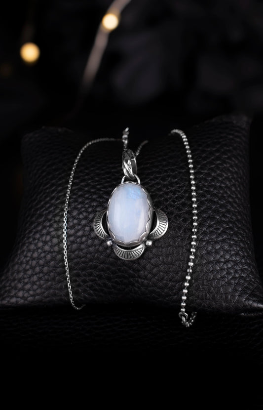 EKRJ1176 Handmade Rainbow Moonstone Pendant Necklace in Sterling Silver