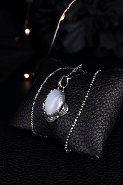 EKRJ1176 Handmade Rainbow Moonstone Pendant Necklace in Sterling Silver