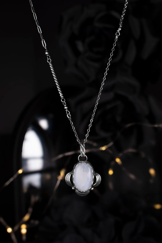 EKRJ1176 Handmade Rainbow Moonstone Pendant Necklace in Sterling Silver