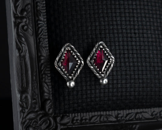 EKRJ781_Diamond Shape Red Garnet Handmade Silver Earrings