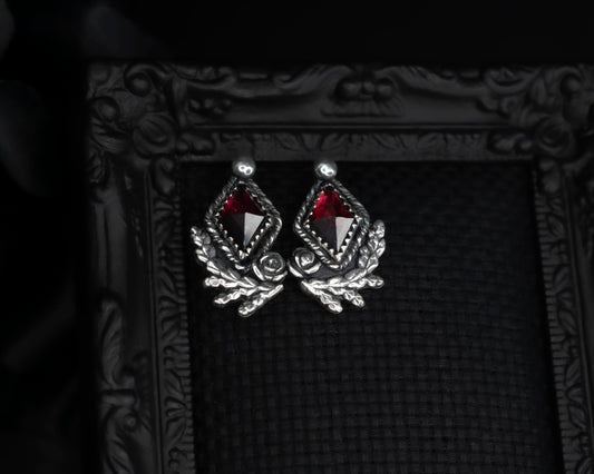 EKRJ782_Diamond Shape Red Garnet Handmade Silver Earrings