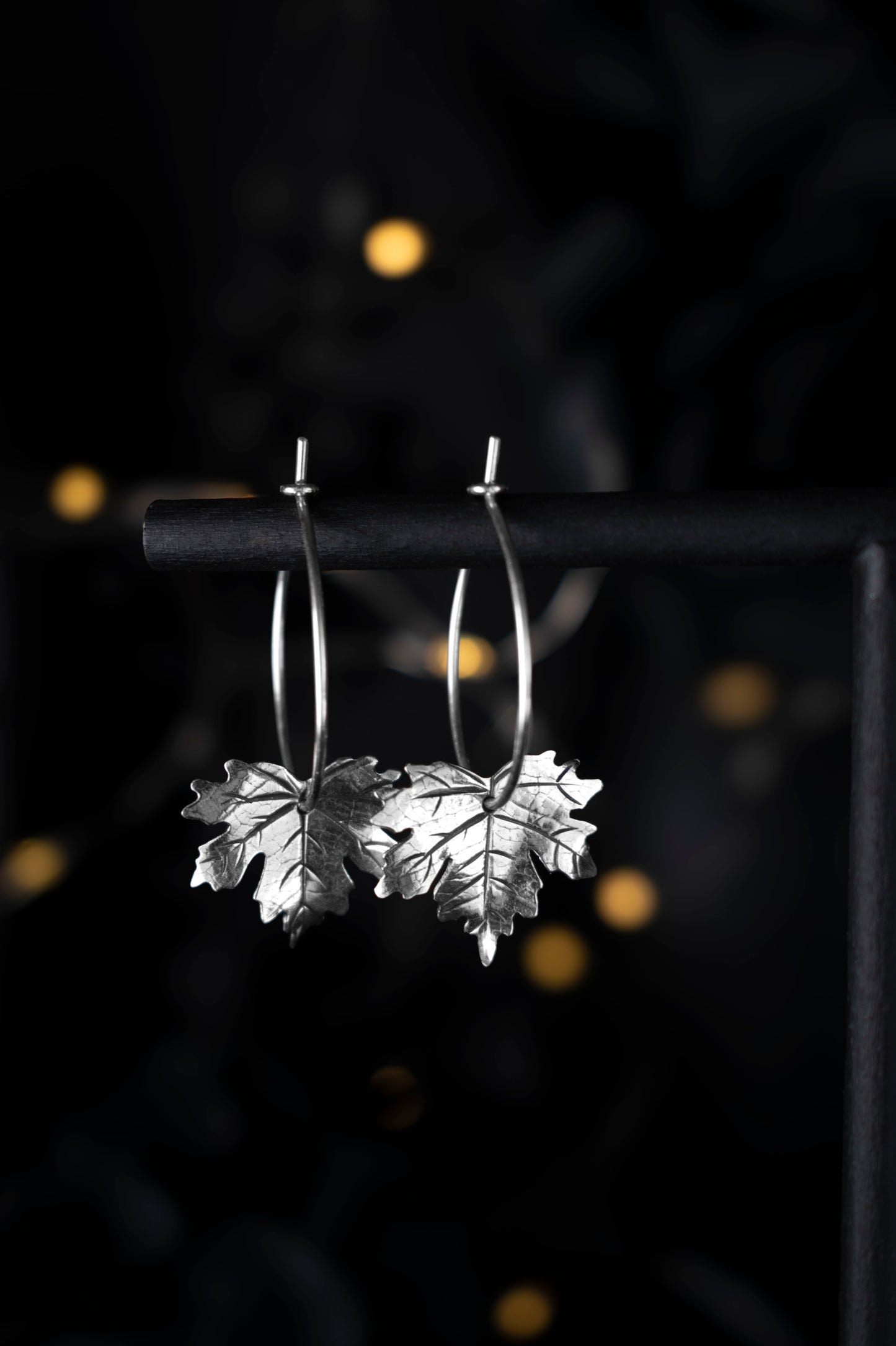 EKRJ646 Maple Leaf Dangle Hoop Silver Earrings