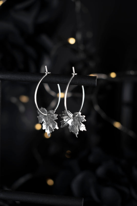 EKRJ646 Maple Leaf Dangle Hoop Silver Earrings