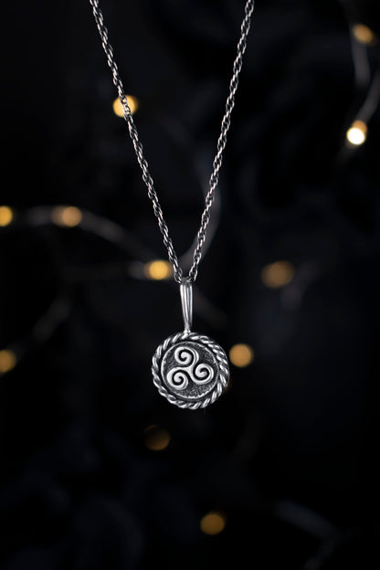 EKRJ1111 Handcrafted Silver Triskele Pendant Necklace