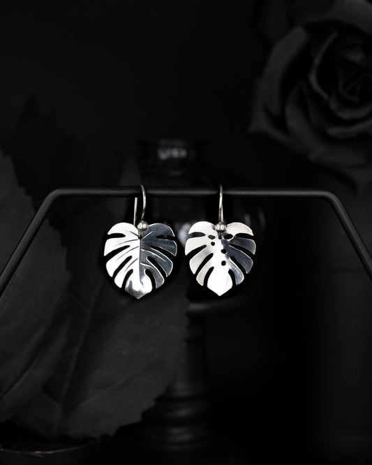 EKRJ803 Monstera Leaves Silver Earrings