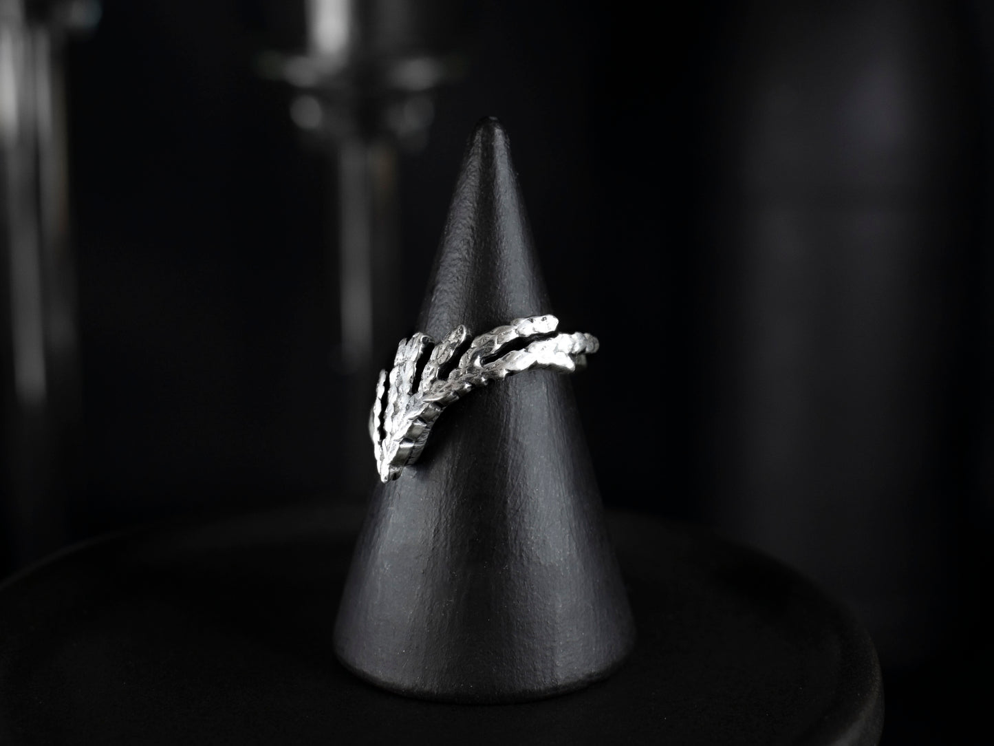 EKRJ827_Green Cedar Leaves One-of-a-kind Silver Ring