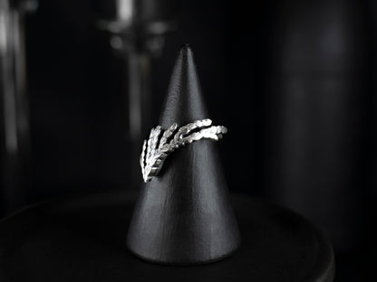 EKRJ827_Green Cedar Leaves One-of-a-kind Silver Ring