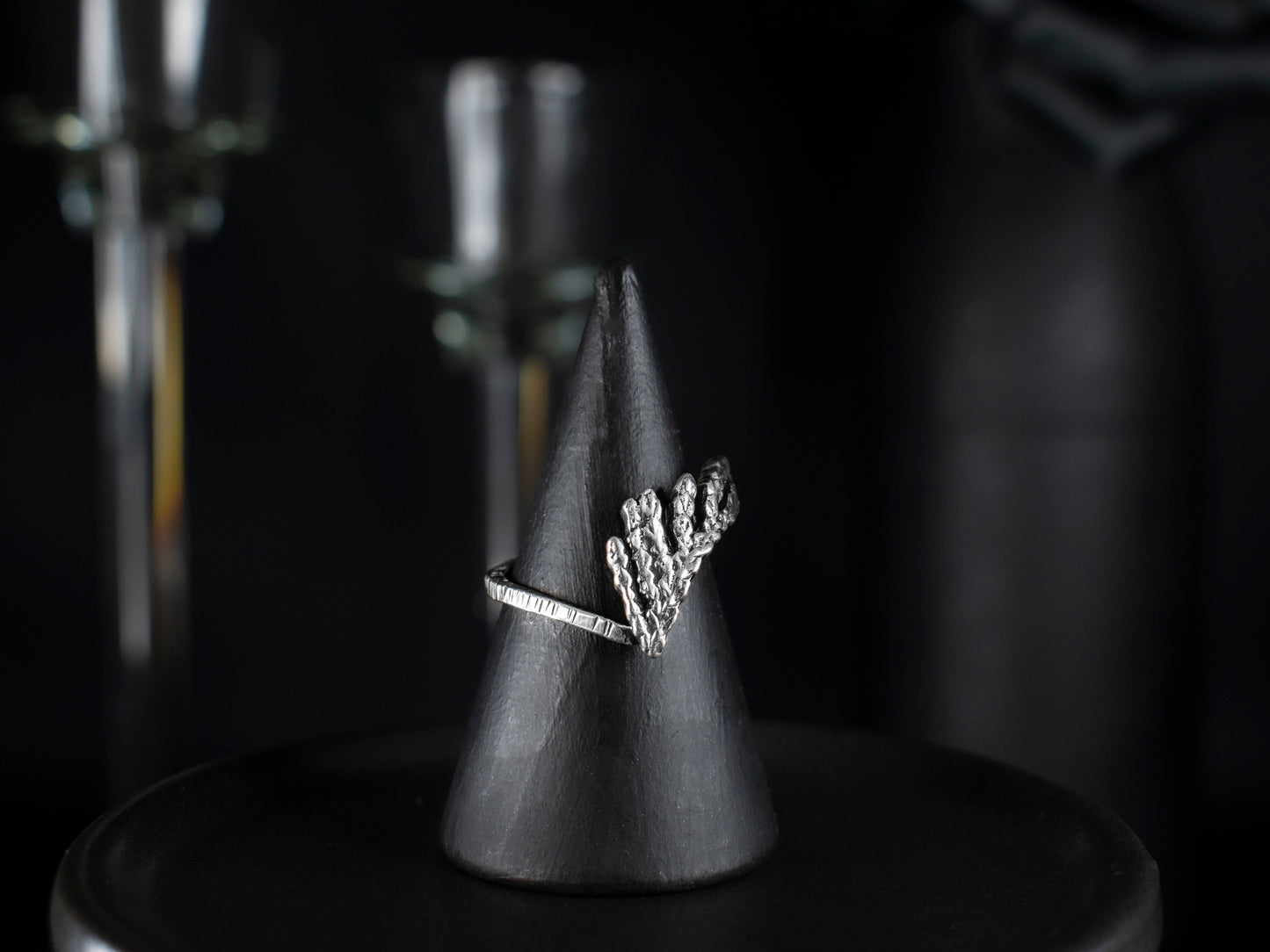 EKRJ827_Green Cedar Leaves One-of-a-kind Silver Ring