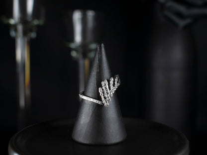 EKRJ827_Green Cedar Leaves One-of-a-kind Silver Ring