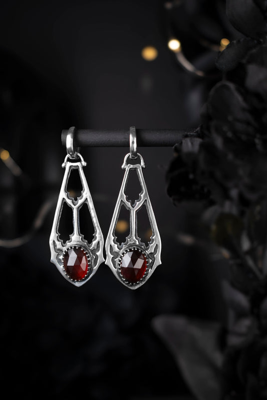 EKRJ927 Gothic Victorian Garnet Hoop Earrings