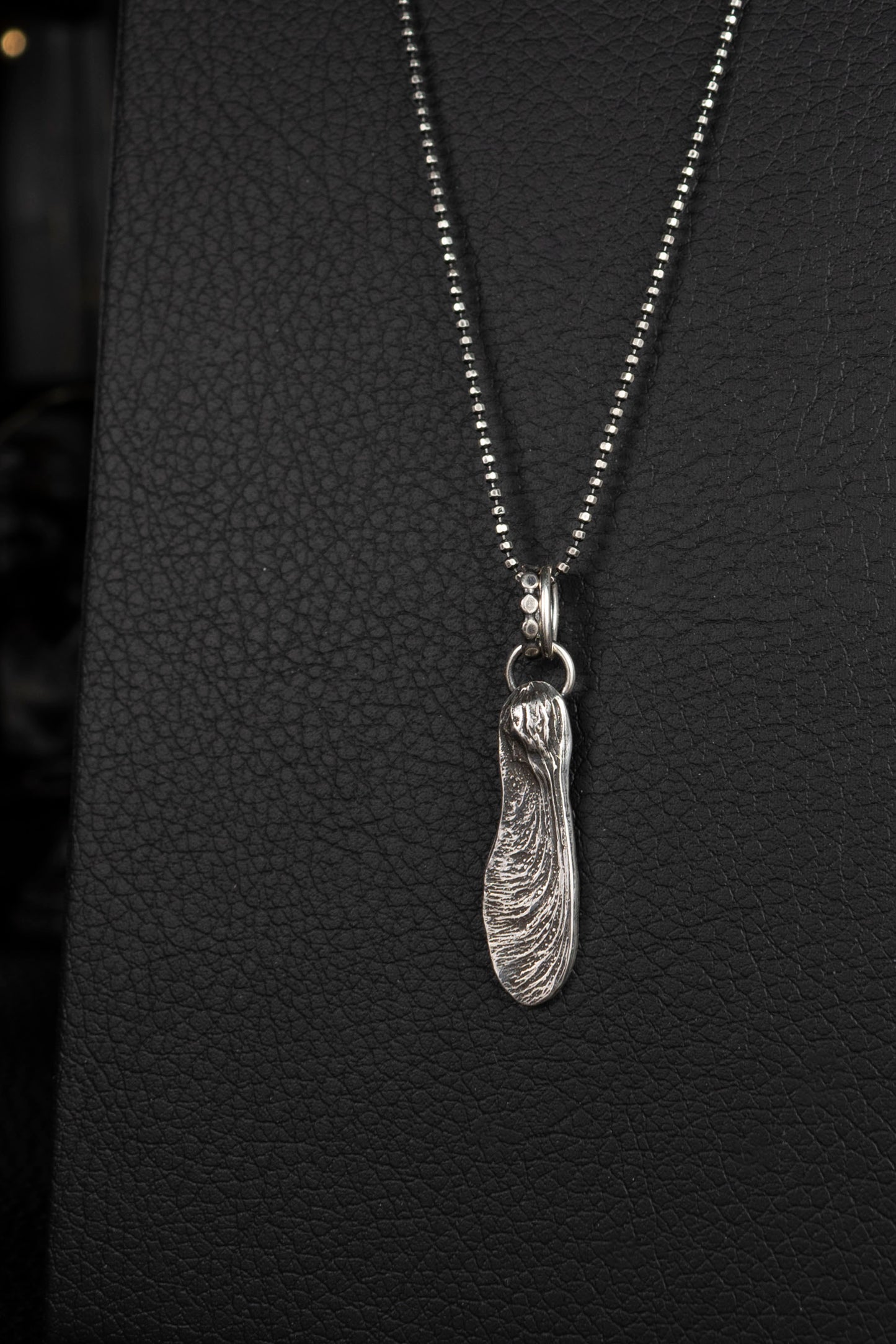 EKRJ1006  Sterling Silver Detailed Maple Seed Pendant Necklace