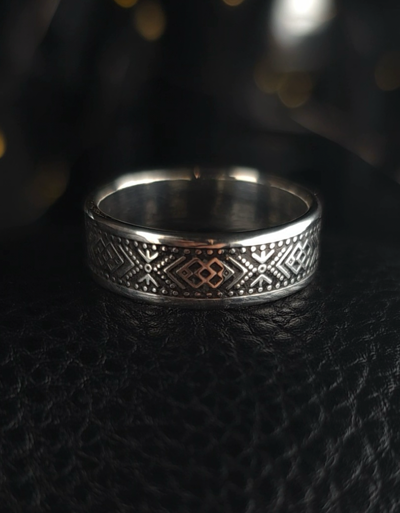 Custom Čičmany pattern ring