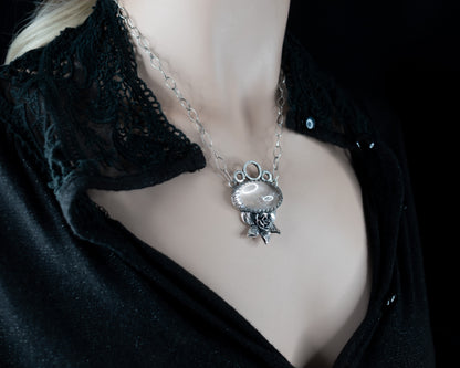 EKRJ546 Rose & Natural Clear Quartz Silver Necklace