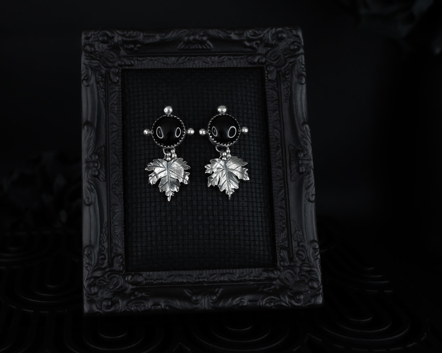 EKRJ645_ Black Onyx & Maple leaves One-of-a-kind Handmade Silver Earrings
