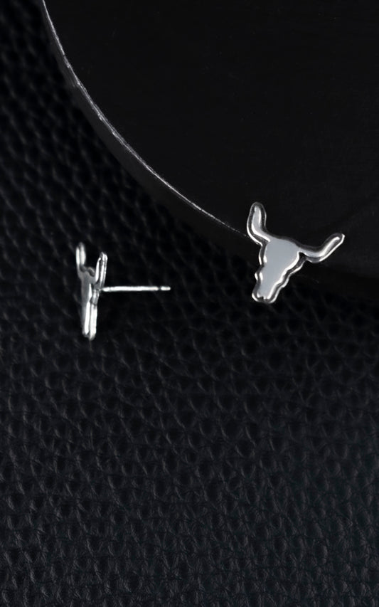 EKRJ720 Tiny Bull Stud Silver Earrings