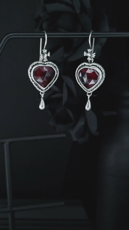 EKRJ766_Rose Cut Heart Shape Natural Garnet One-of-a-kind Silver Earrings
