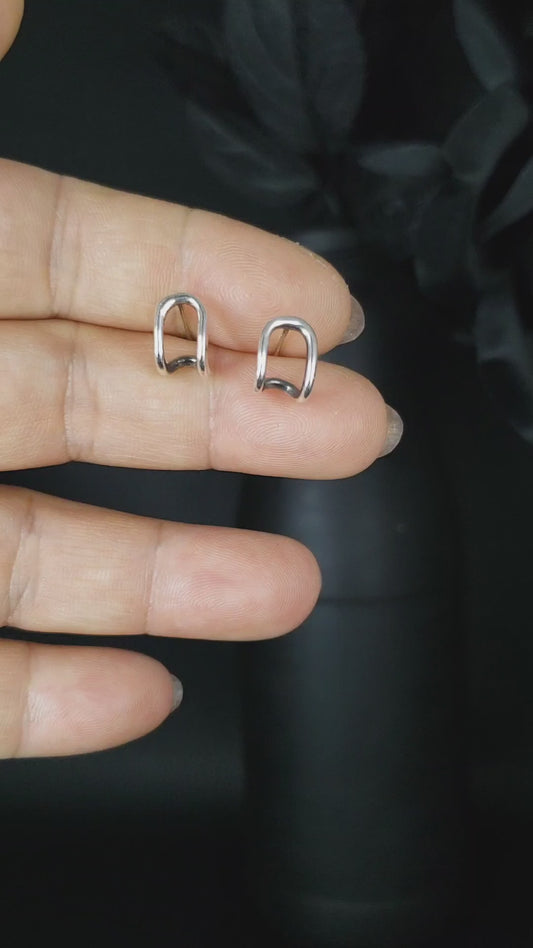 EKRJ817 Two-Line Wire Minimalist Silver Earrings That Slightly Cover The Earlobe.