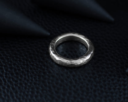 EKRJ444_Size 7.5_Hammer Texture 999 Fine Silver Ring