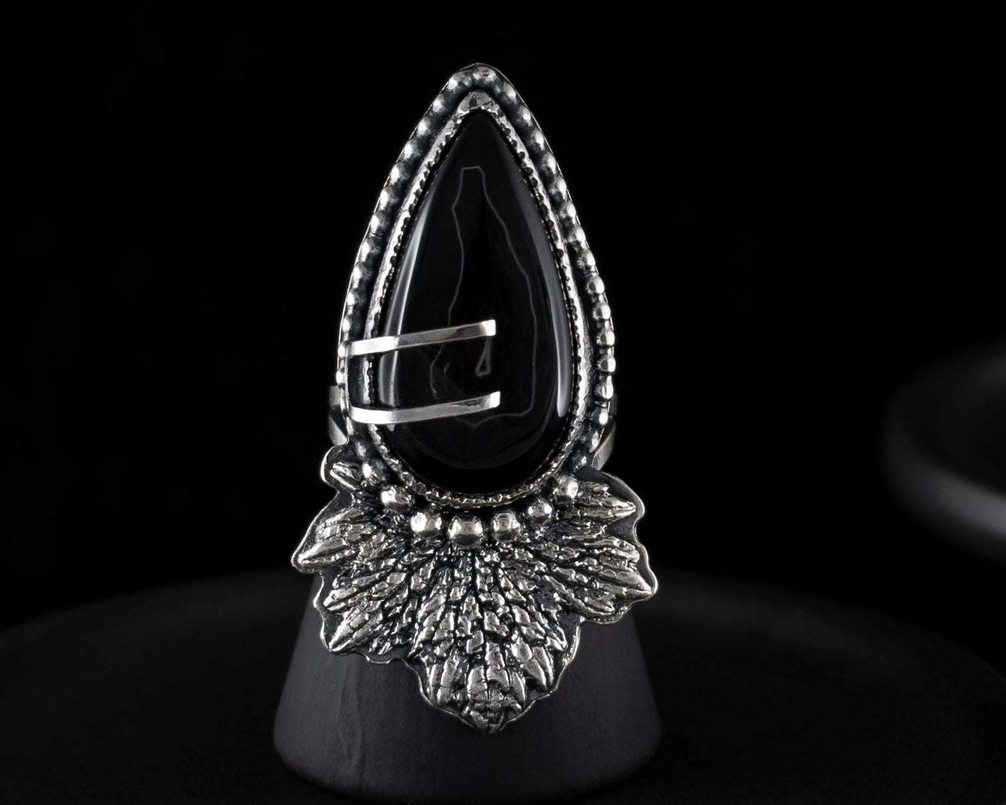 EKRJ487_Size7_Tear Shape Black Onyx & leaf One-of-a-kind silver Ring