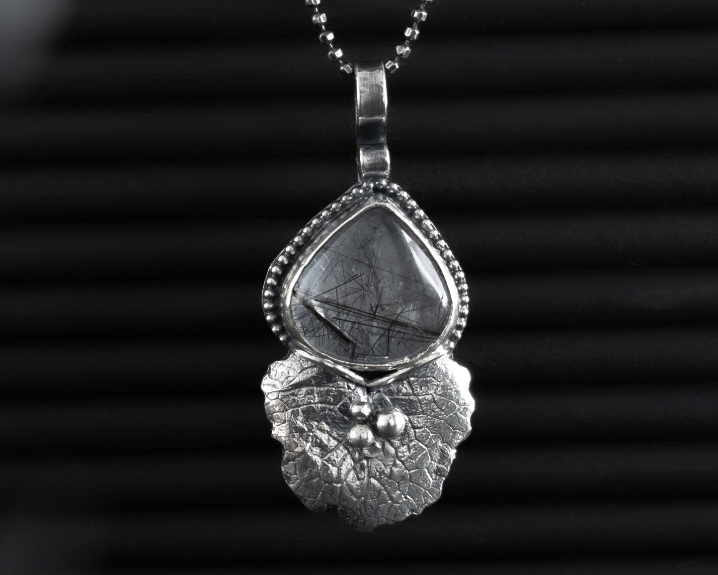 EKRJ505_Black Rutilated & leaf Quartz Silver Necklace