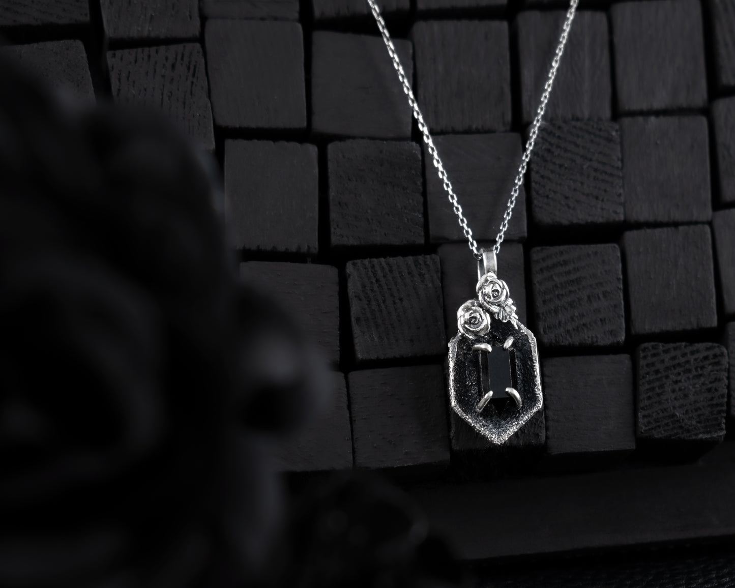 EKRJ507_Black Onyx & Rose Silver Necklace