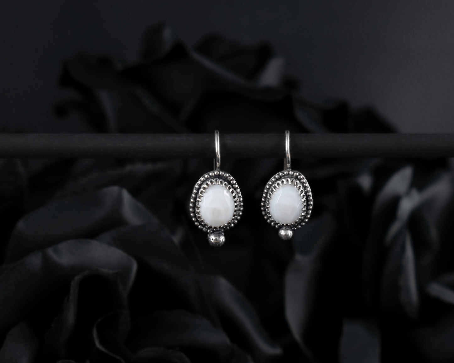 EKRJ530 White Mother-Of-Pearl Shell Silver earrings