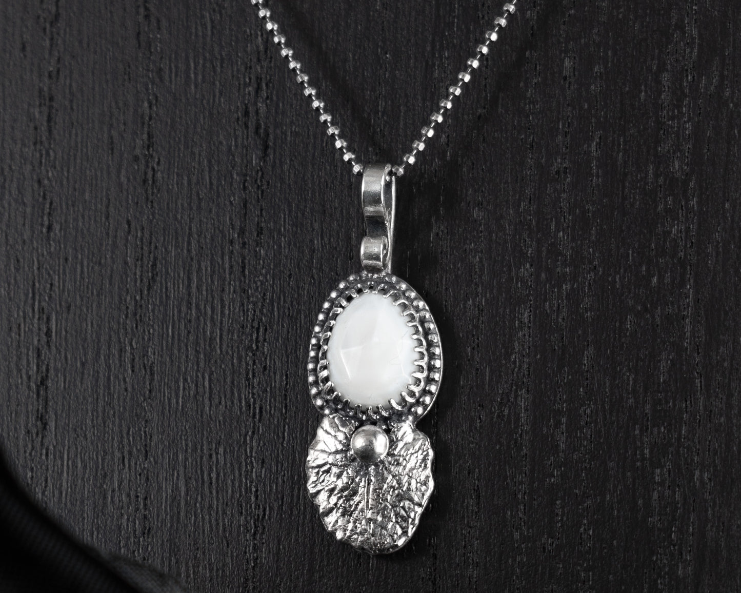 EKRJ532 White Mother-Of-Pearl Shell Silver Necklace