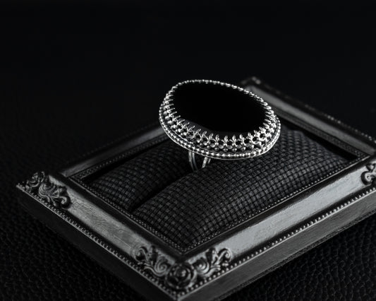 EKRJ544_Size 8.5_Black onyx bold ring decorated with Sterling Silver "Ball and Fleur" Gallery Wire