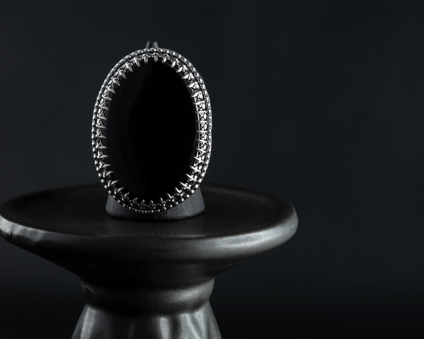 EKRJ544_Size 8.5_Black onyx bold ring decorated with Sterling Silver "Ball and Fleur" Gallery Wire