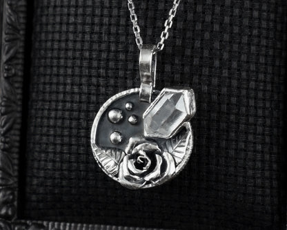 EKRJ547 Rose & Natural Clear Quartz Silver Necklace