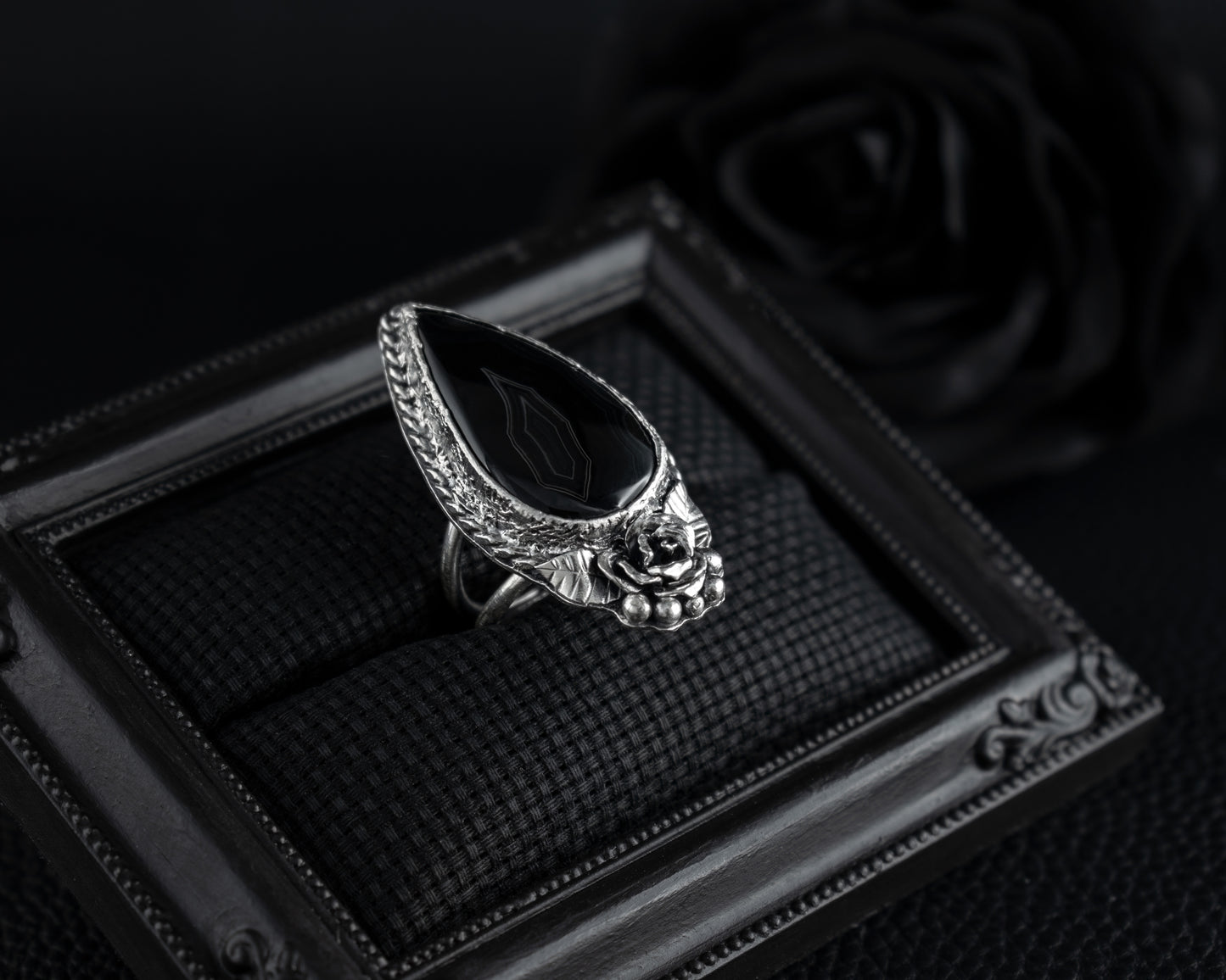 EKRJ549 Fits 8~8.5 Black Onyx Rose Bold One-of-a-kind Ring