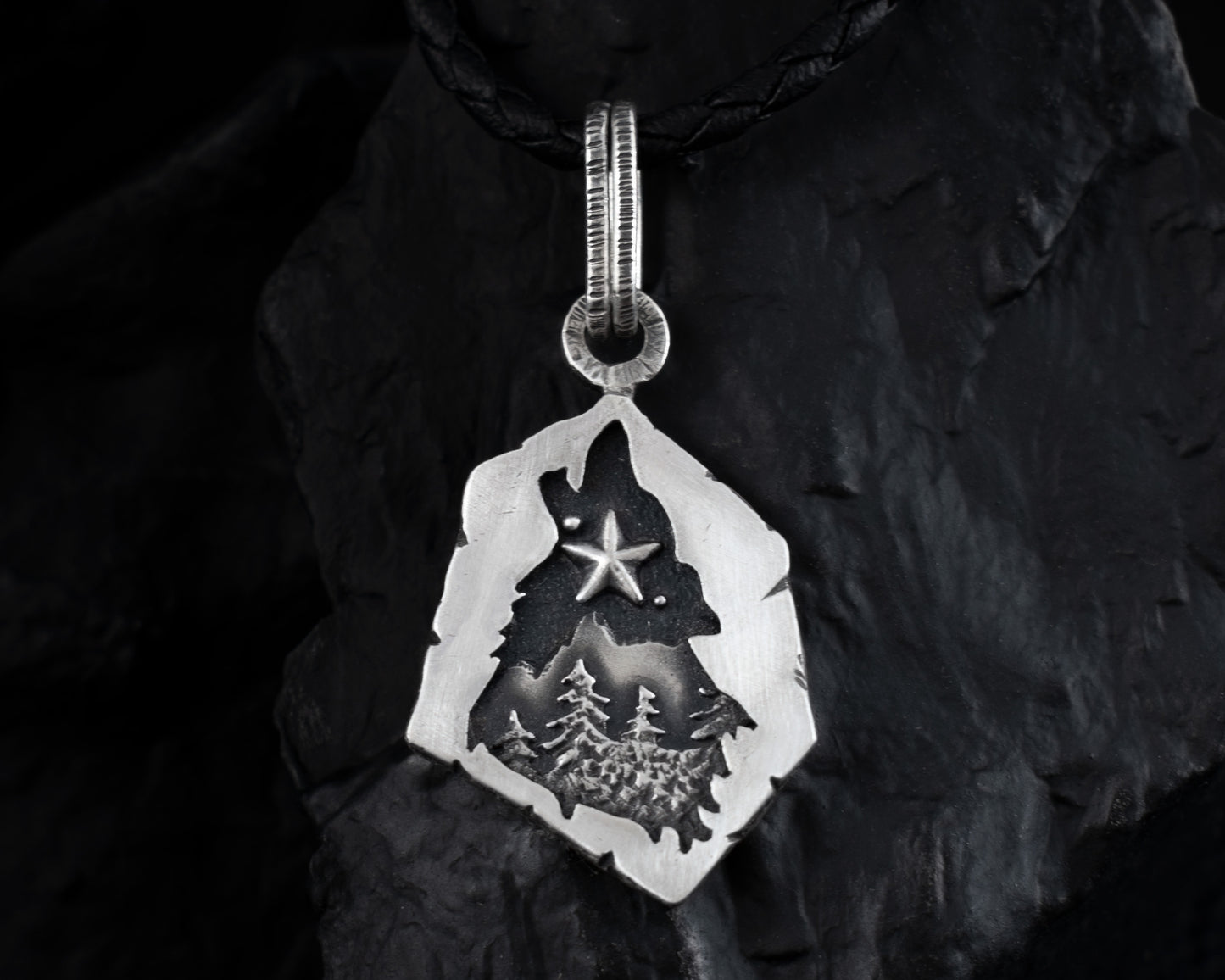 EKRJ558 Howling Wolf Silver Necklace